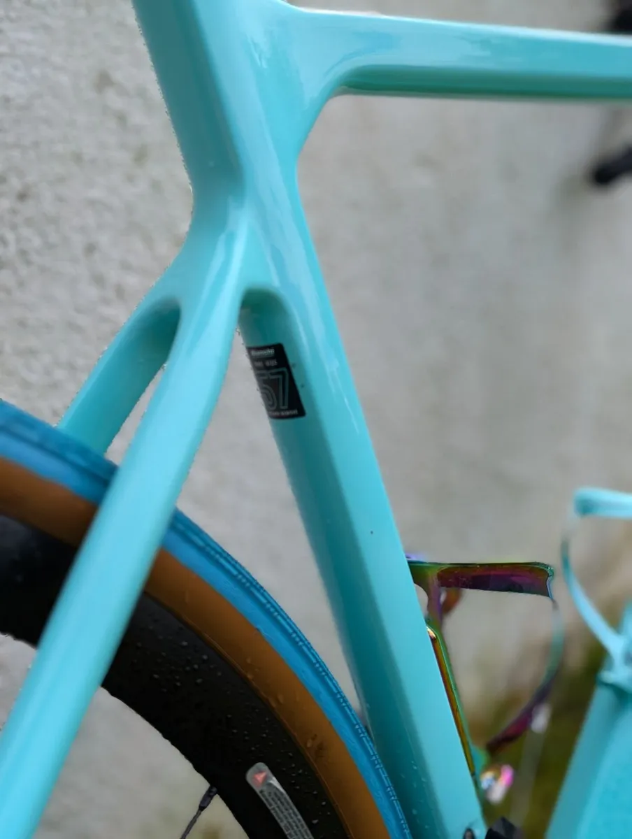 Bianchi Sprint 105 Road Bike - Image 2