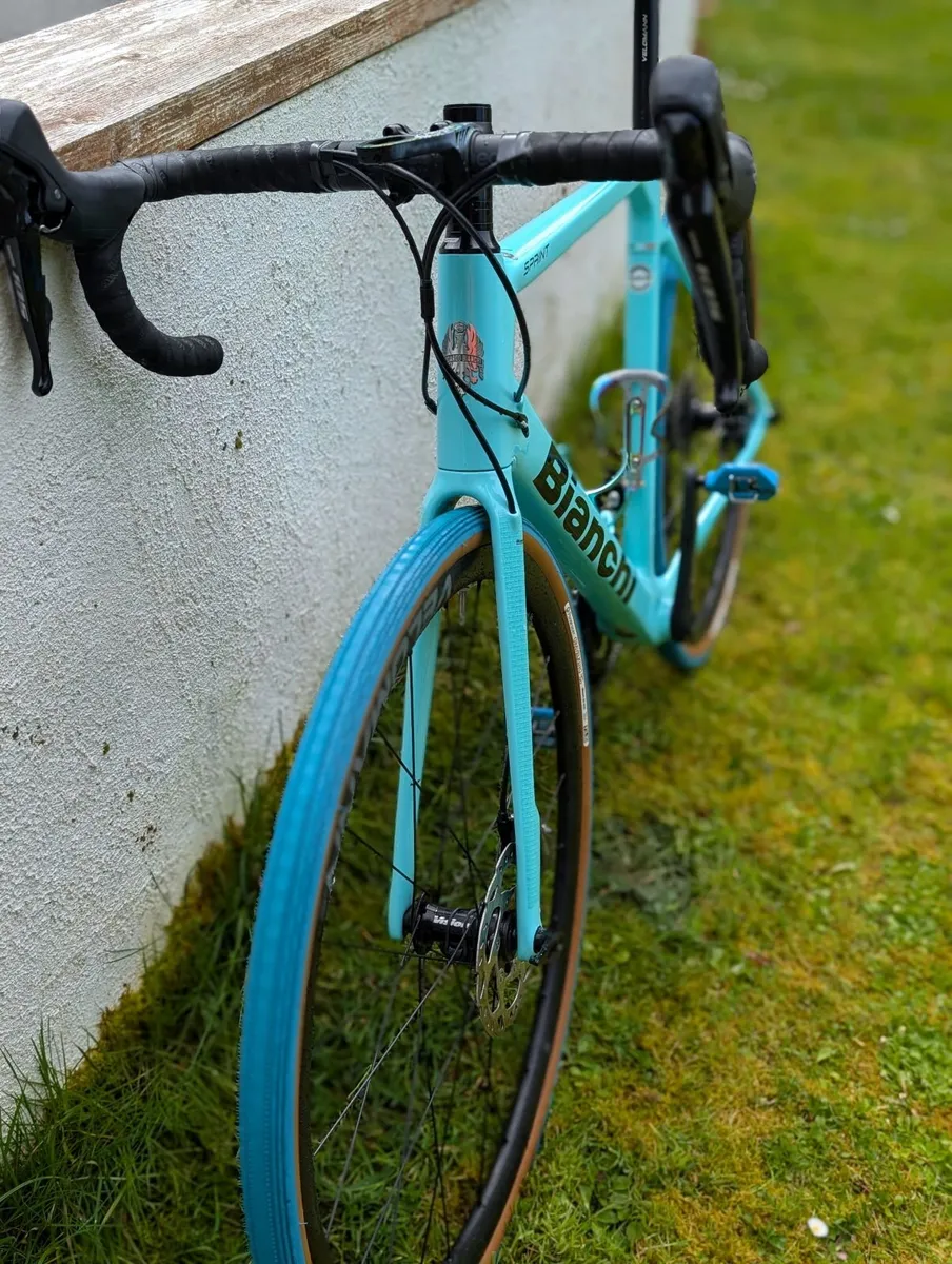 Bianchi Sprint 105 Road Bike - Image 3
