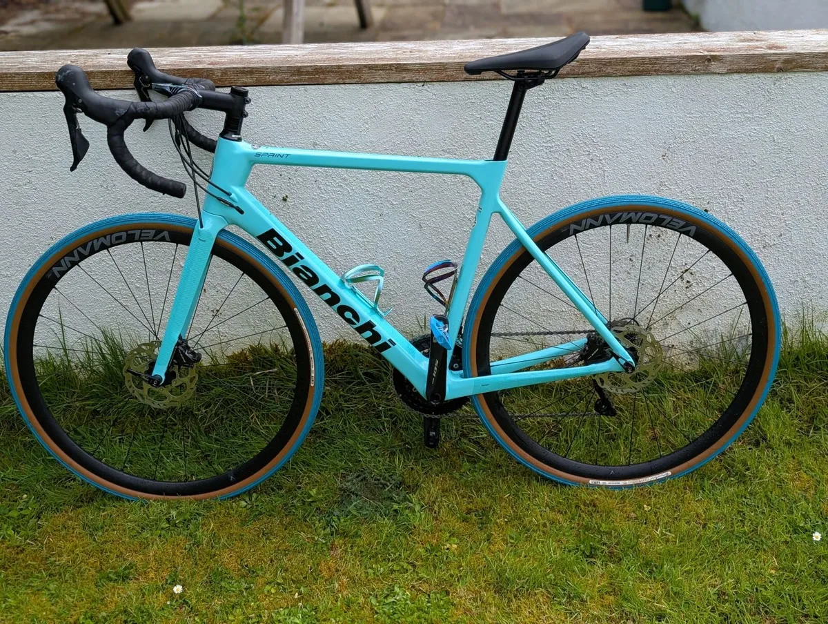 Bianchi Sprint 105 Road Bike - Image 1