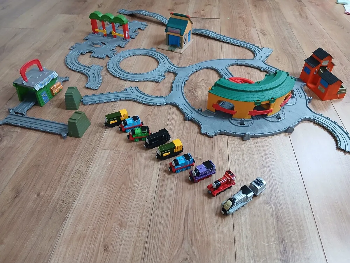 Thomas and friends trains and track sets - Image 1