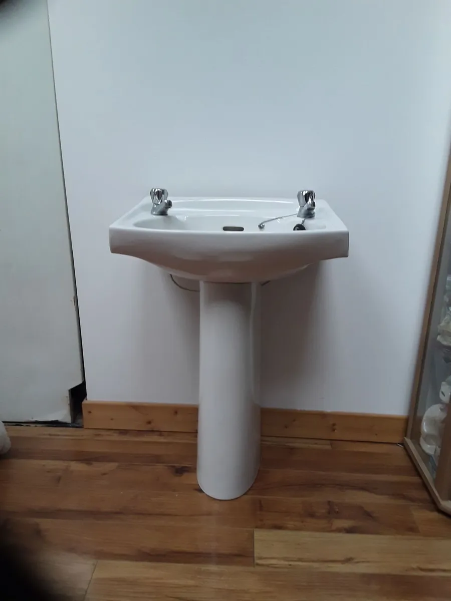 Vintage sink pedestal taps perfect working order - Image 1