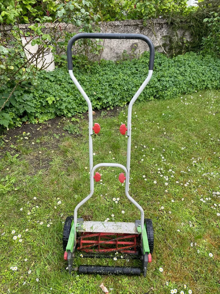 Manual Push Lawn Mower – Good Working Condition - Image 1