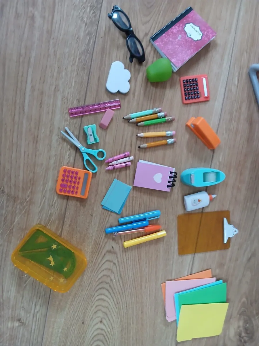 Our Generation dolls and school desk - Image 4