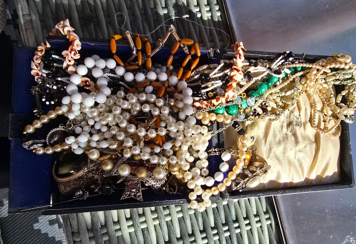 Vintage costume jewellry collection - Image 1