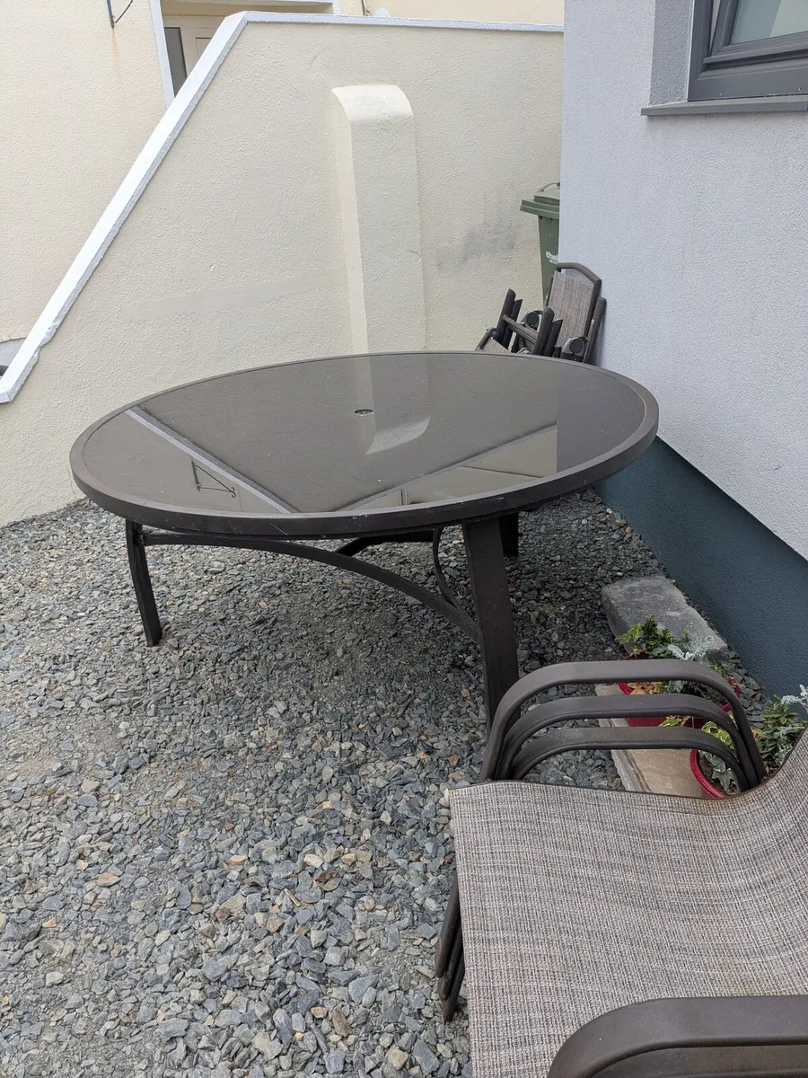 Garden table and 5 chairs - Image 1