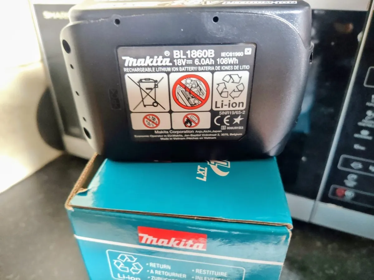 2 x New Makita batteries - Image 3