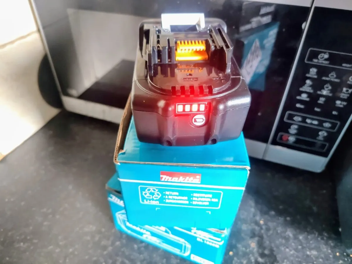 2 x New Makita batteries - Image 4