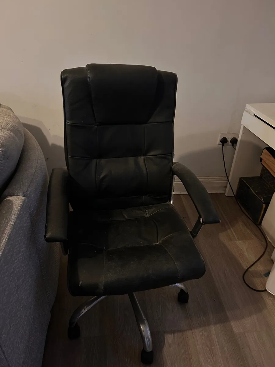 Free to take: desk & chair - Image 2