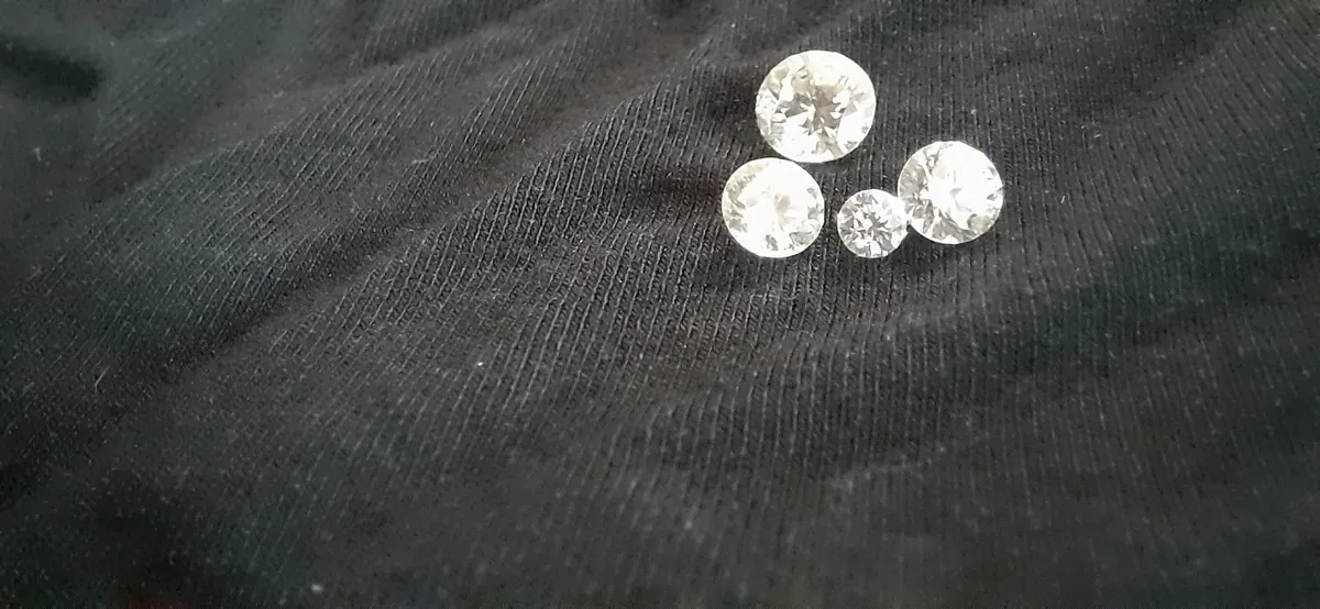 4 round brilliant cut diamonds - Image 2