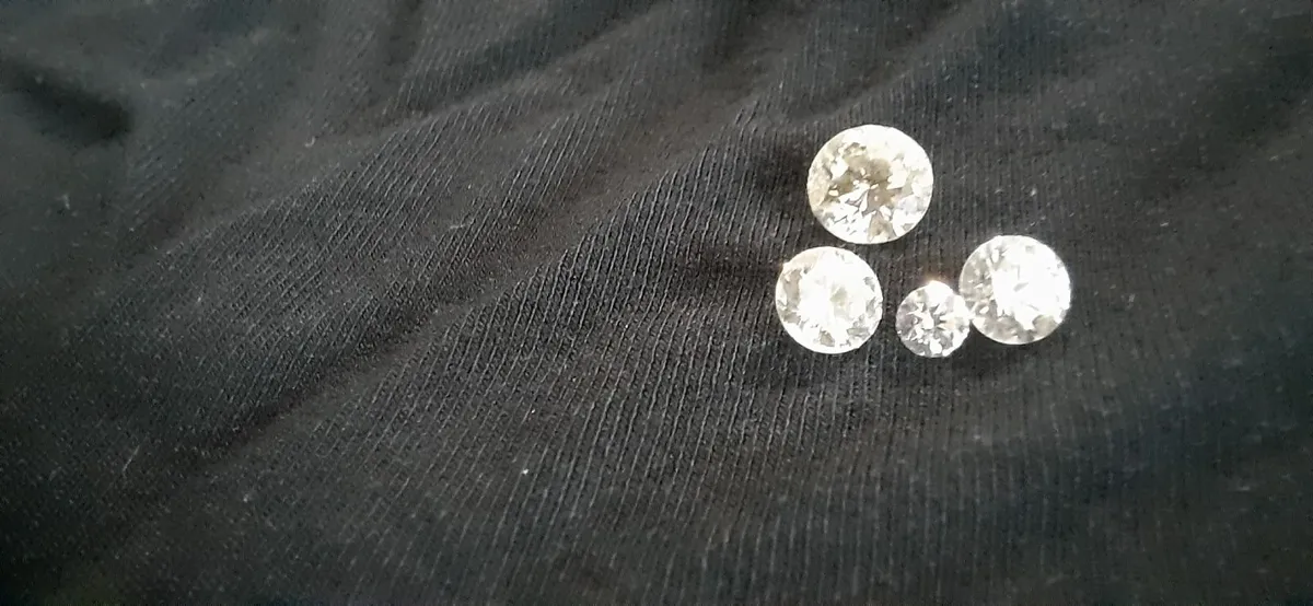 4 round brilliant cut diamonds - Image 3