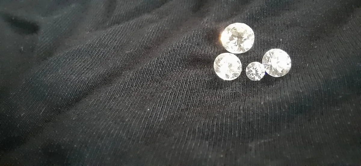 4 round brilliant cut diamonds - Image 1