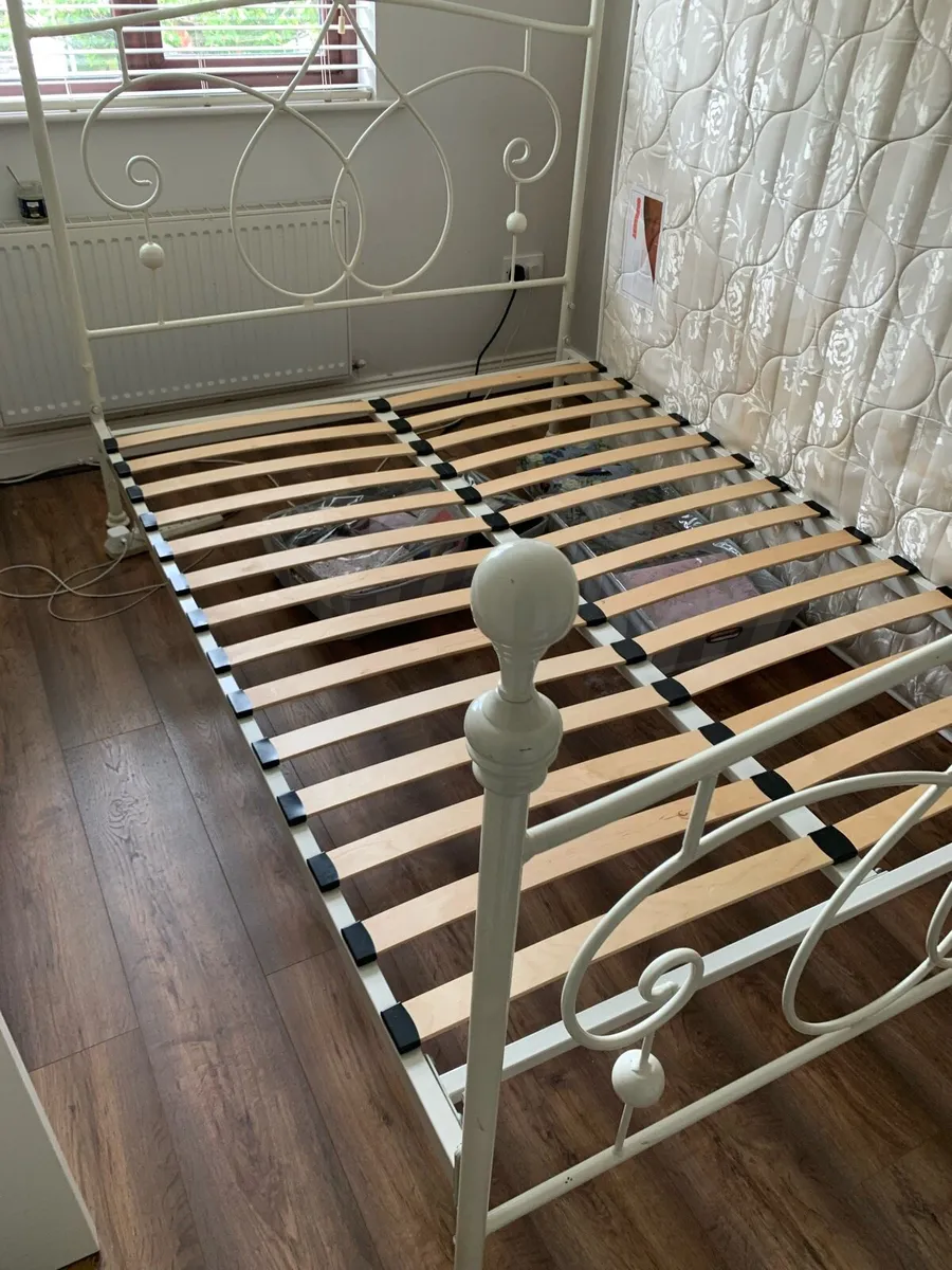 White iron bed - Image 1