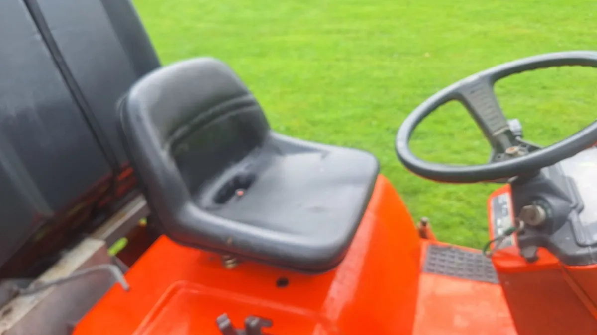 Kubota G1900 ride on mower - Image 4
