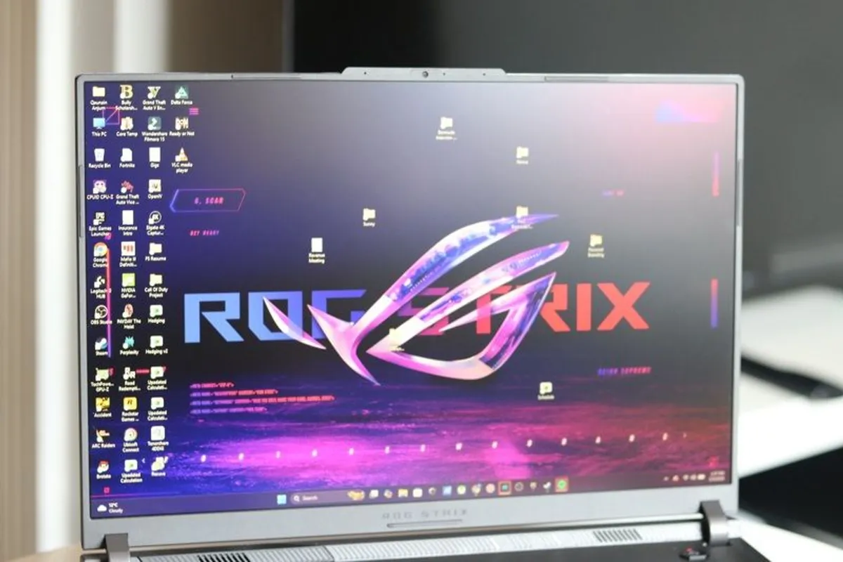 Laptop - Image 4