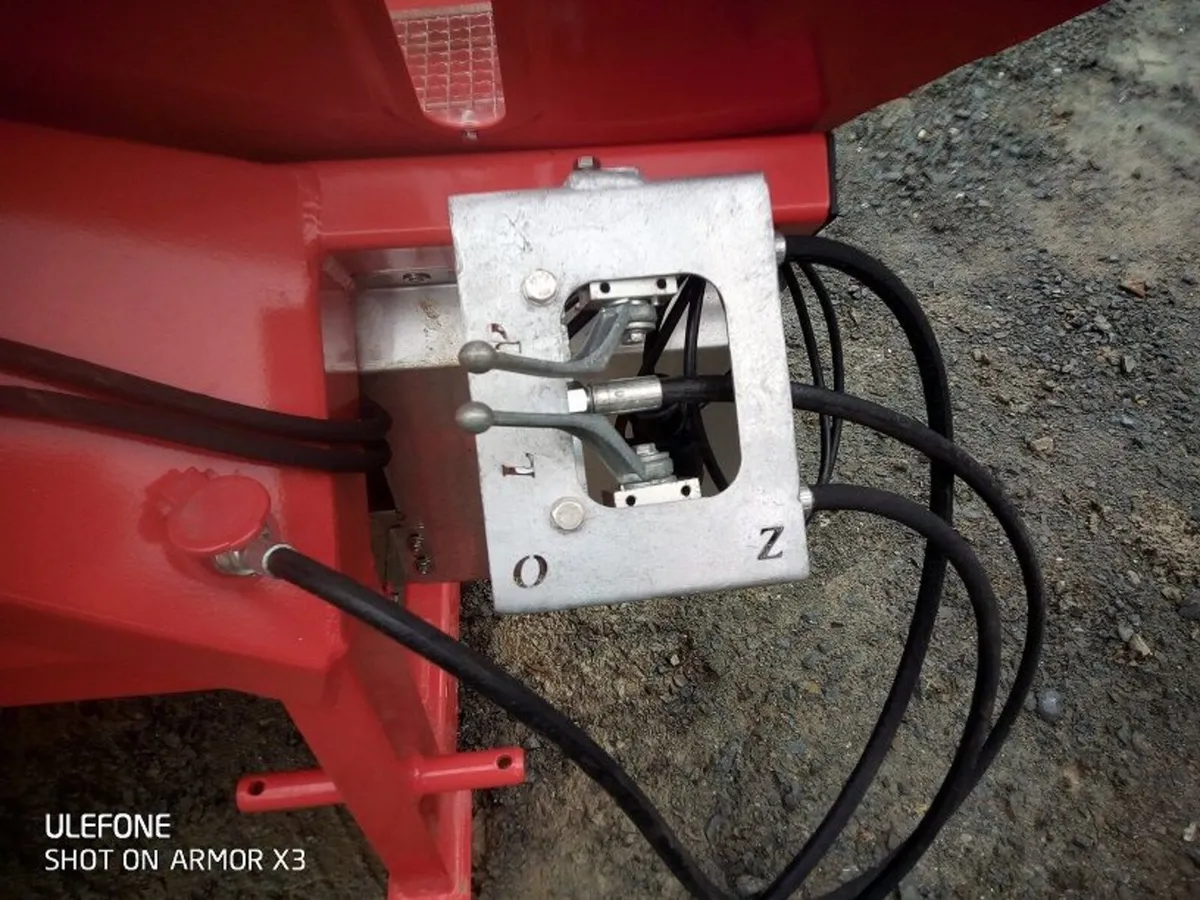 New Fertilizer Spreader - Image 4