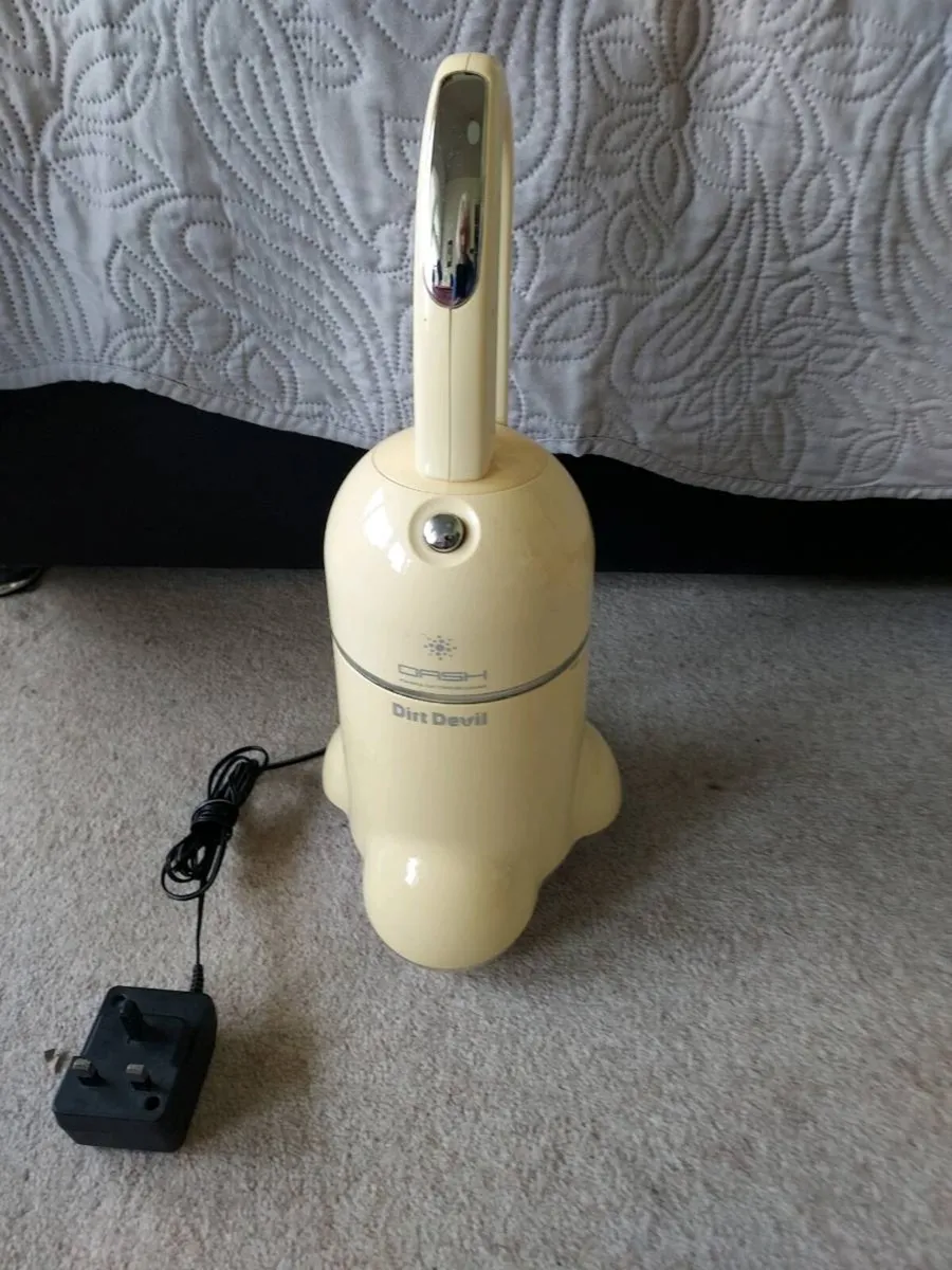 Retro compact vacuum cleaner - Image 1