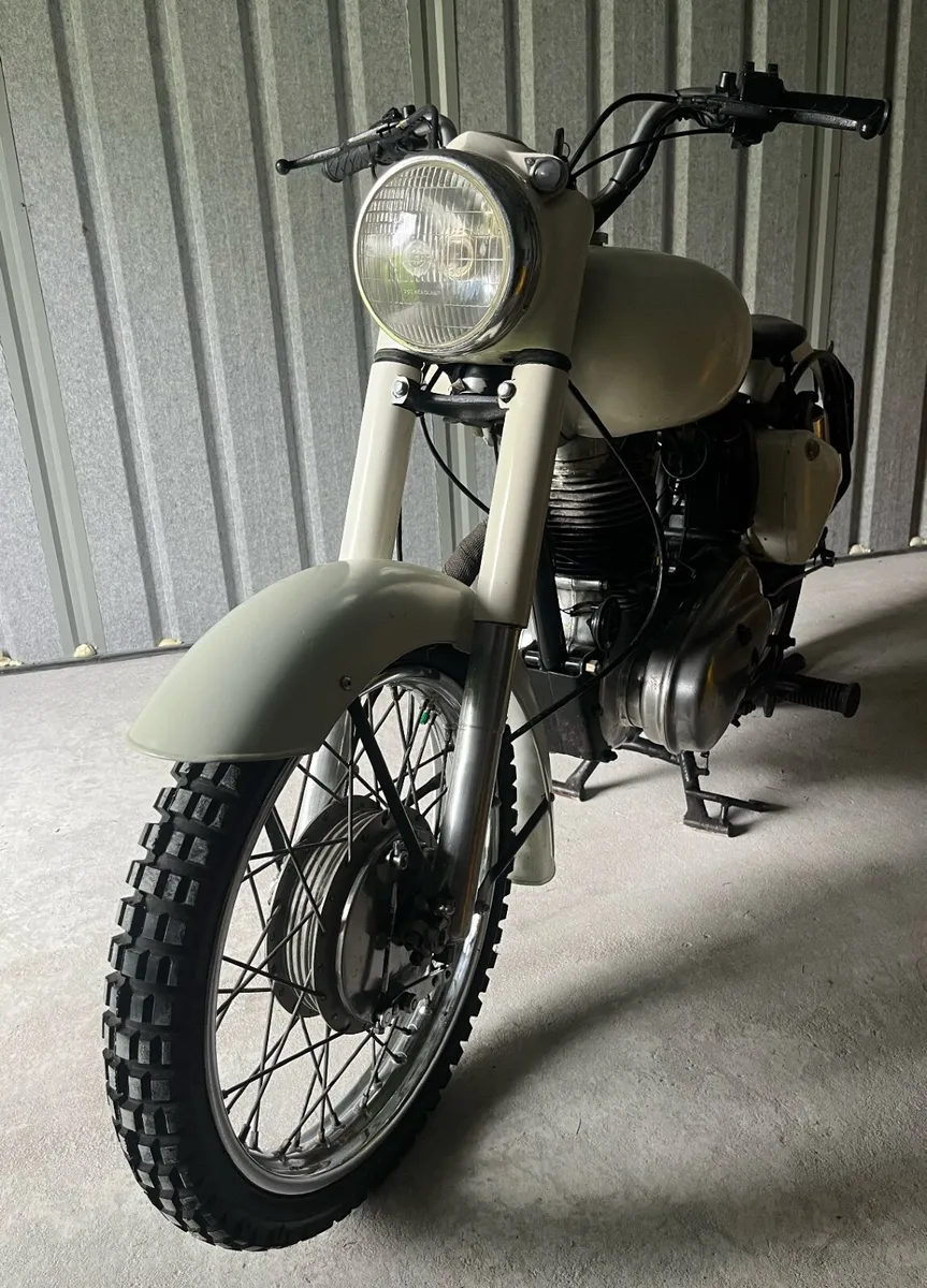 Royal Enfield Bullet 1975 – Fully Rebuilt - Image 1