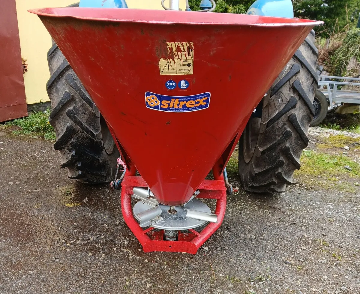 Fertilizer Spreader - Image 3
