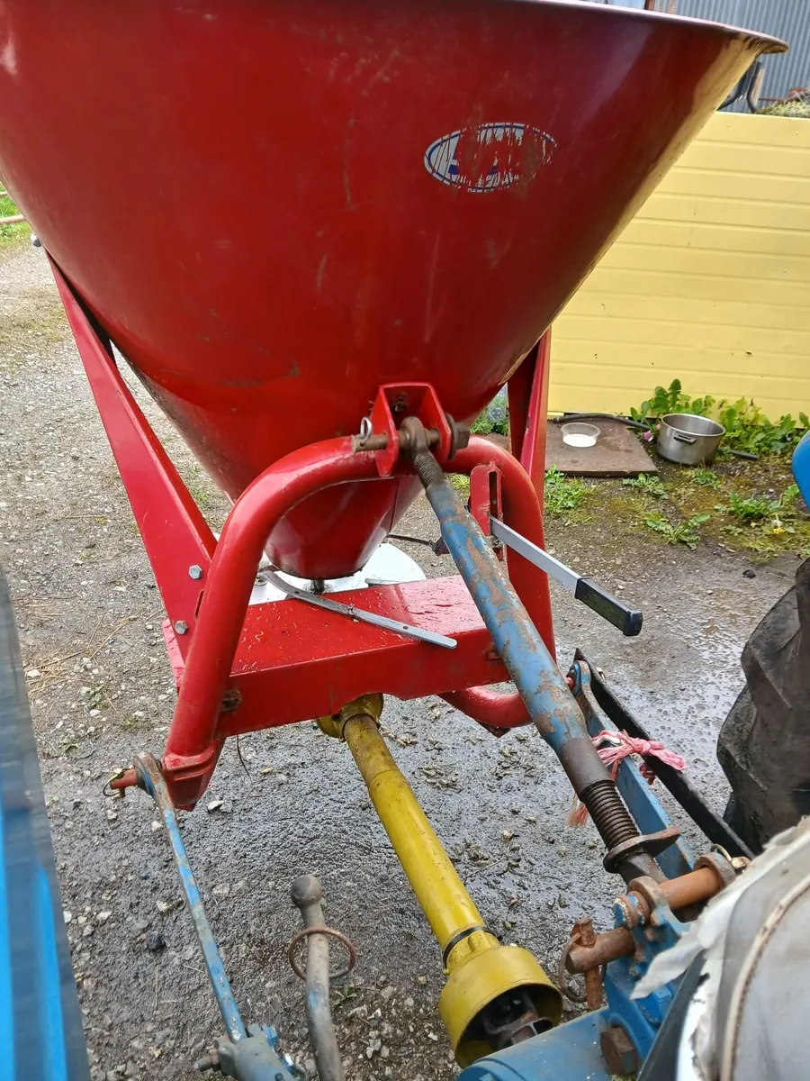 Fertilizer Spreader - Image 4