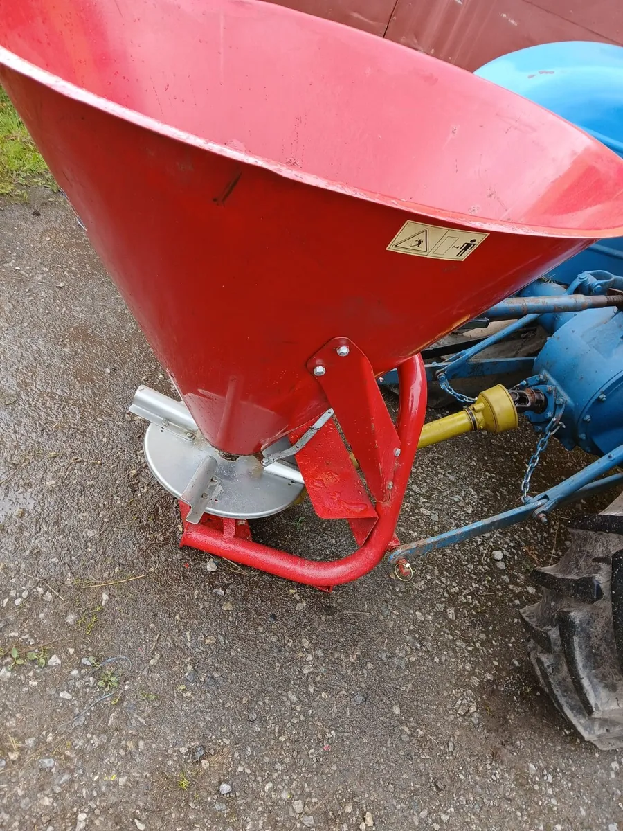 Fertilizer Spreader - Image 3
