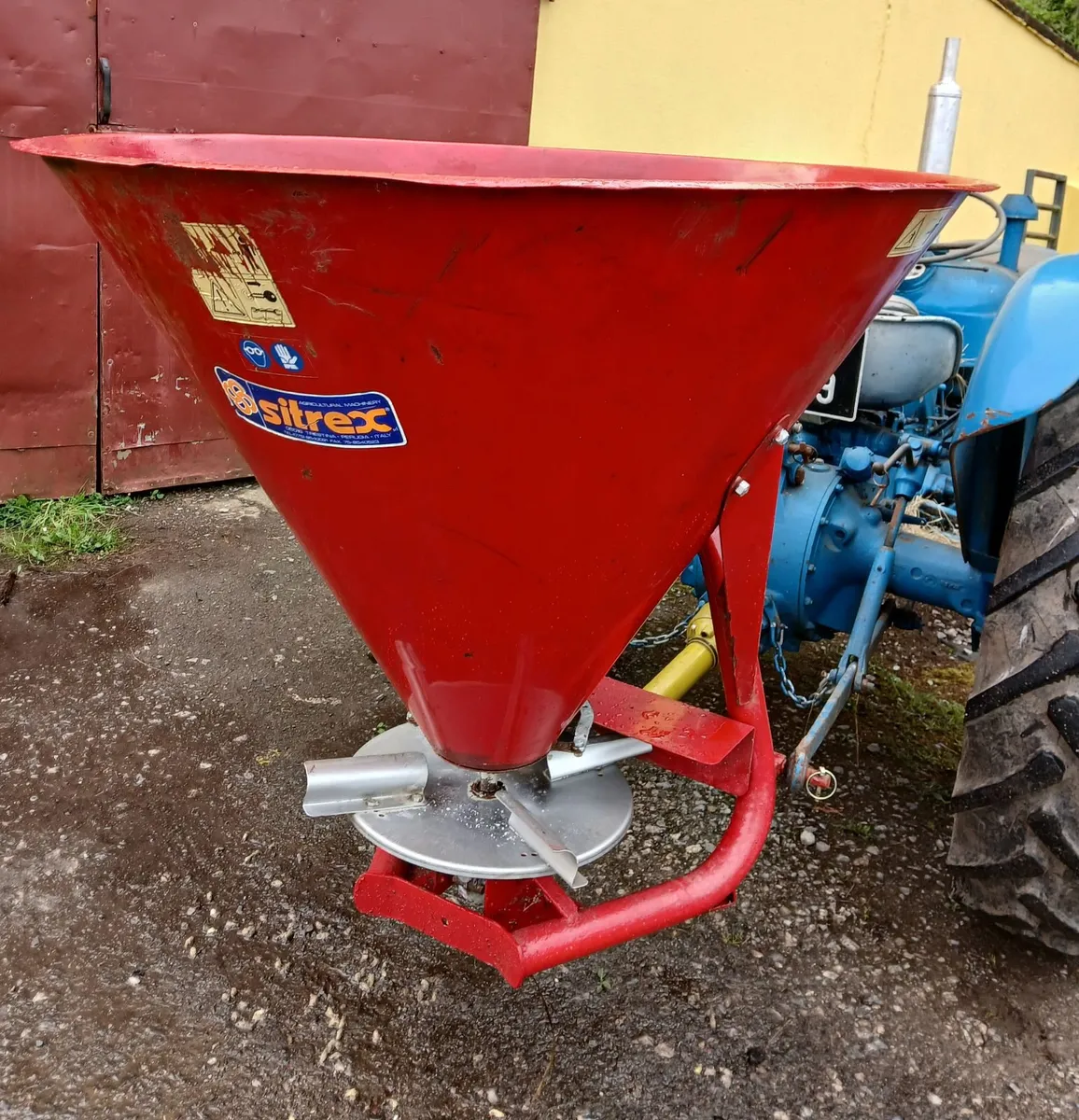 Fertilizer Spreader - Image 2