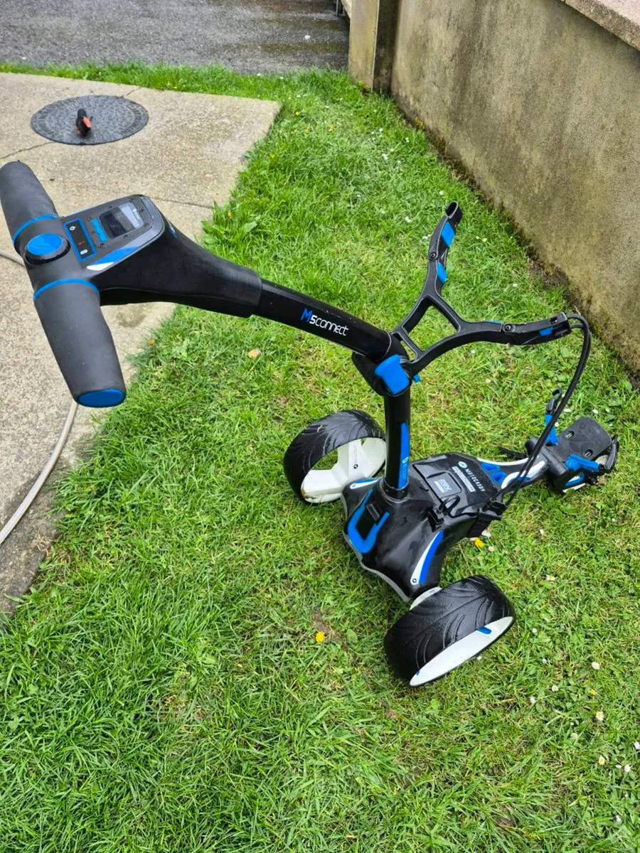 MOTOCADDY M5 CONNECT ELECTRIC TROLLEY WITH BAG - Image 1