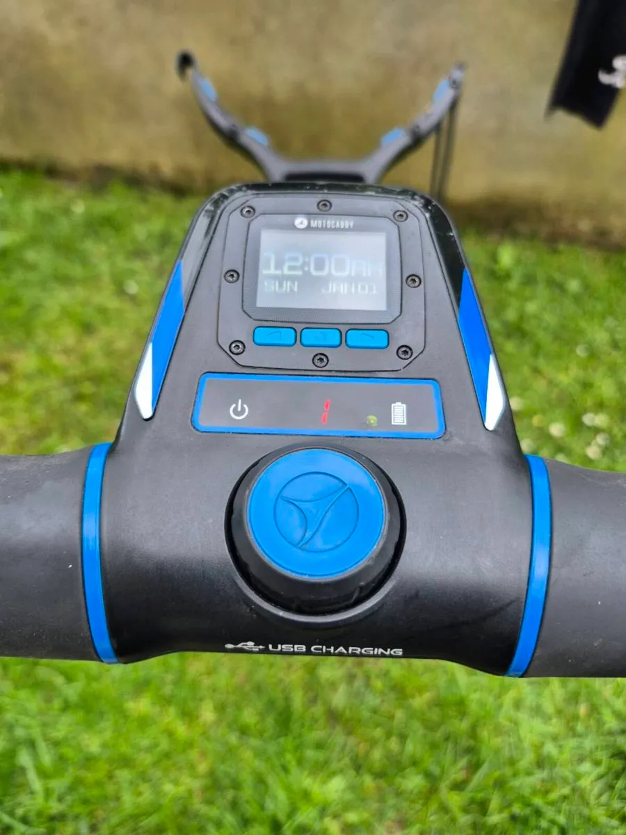 MOTOCADDY M5 CONNECT ELECTRIC TROLLEY WITH BAG - Image 2