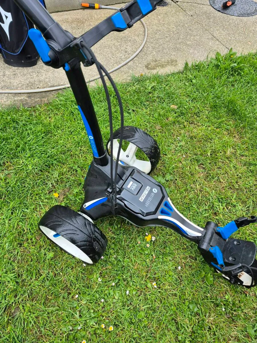 MOTOCADDY M5 CONNECT ELECTRIC TROLLEY WITH BAG - Image 3