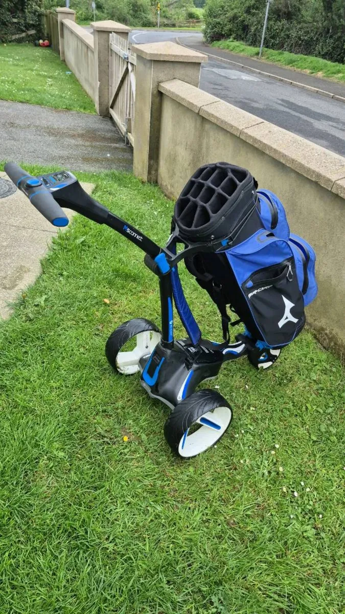 MOTOCADDY M5 CONNECT ELECTRIC TROLLEY WITH BAG - Image 4