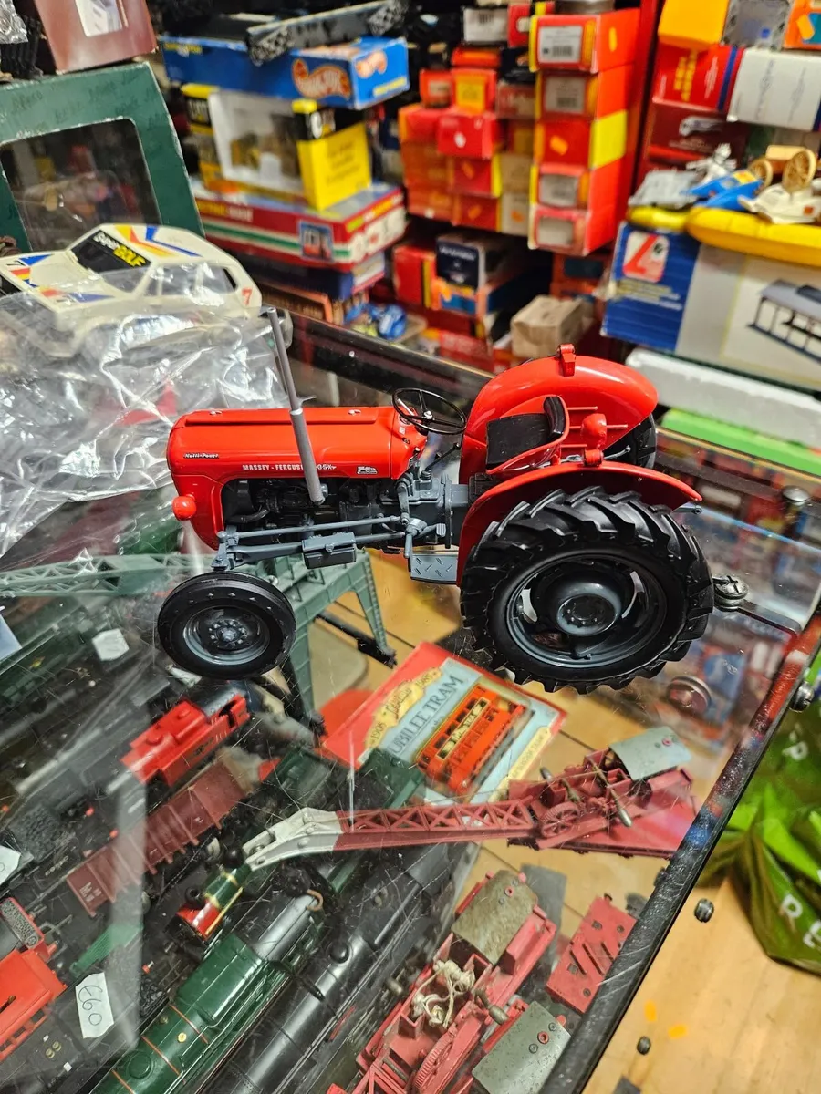 Britain's Universal Hobbies Massey Ferguson Tracto - Image 1
