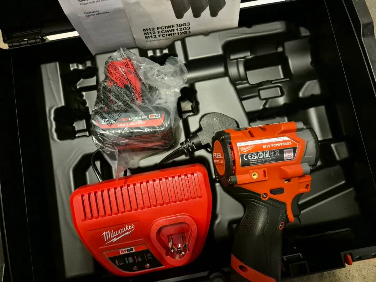 Milwaukee M12 Fuel 3/8' Stubby Impact Wrench Kit - Image 3