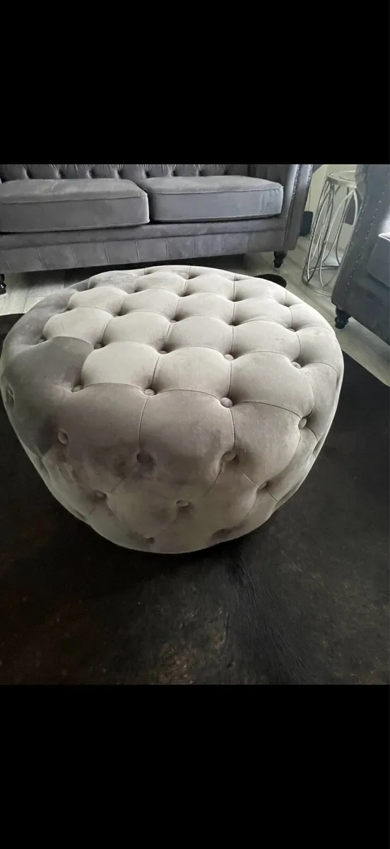 Elegant Chesterfield Living Room Set - Image 2