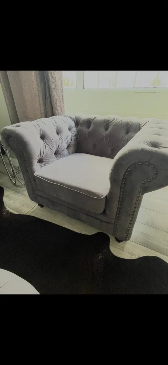 Elegant Chesterfield Living Room Set - Image 3