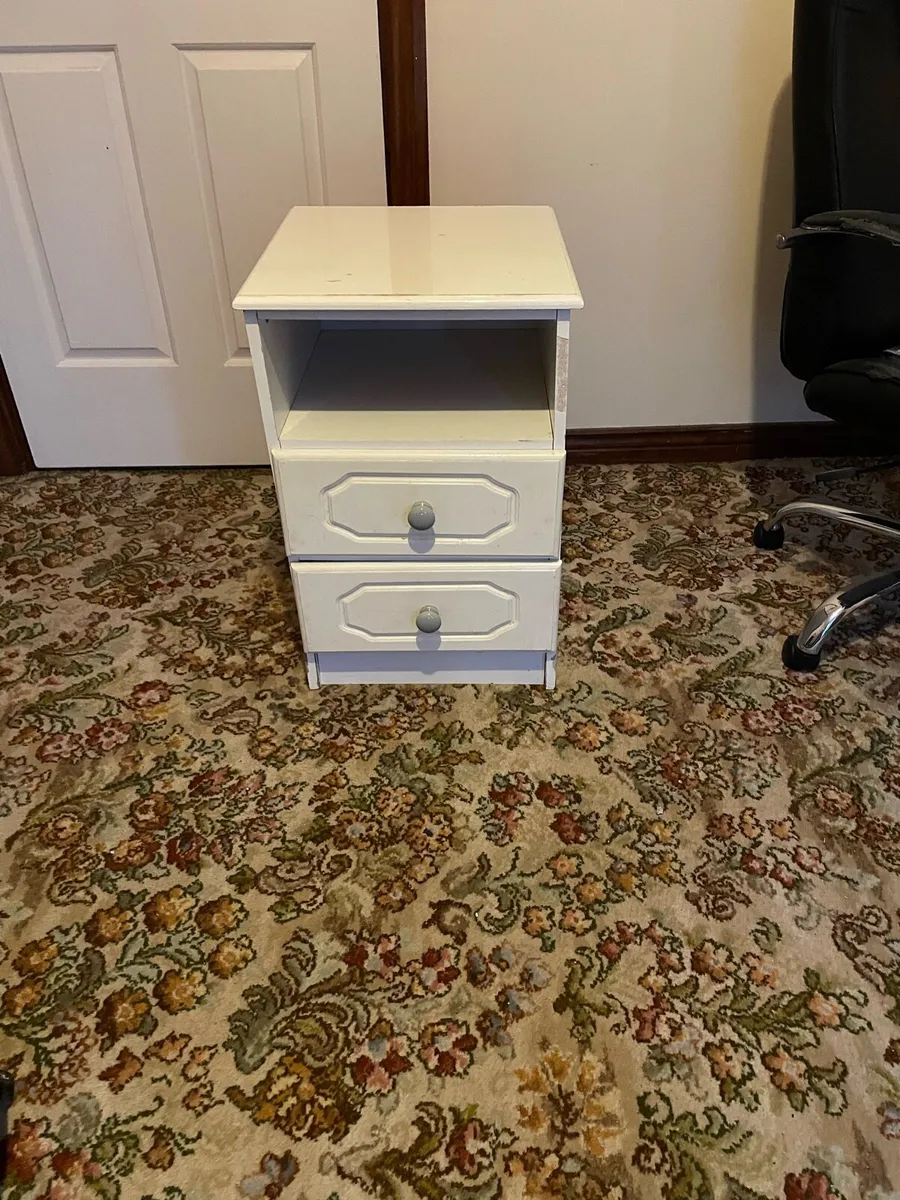 Two white bedside lockers - Image 3