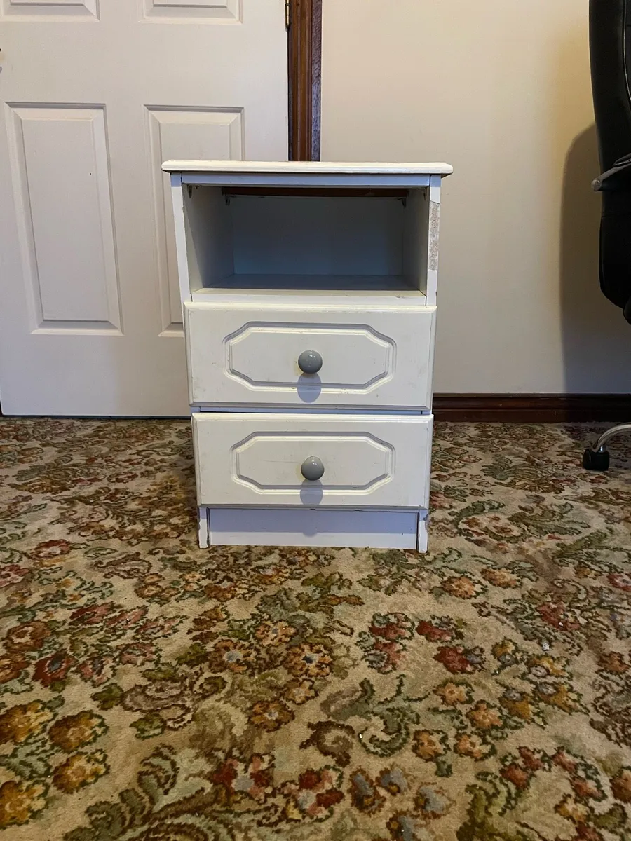 Two white bedside lockers - Image 4