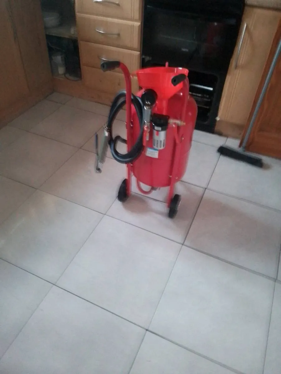 Brand new sandblasting pot 10 gallon - Image 1
