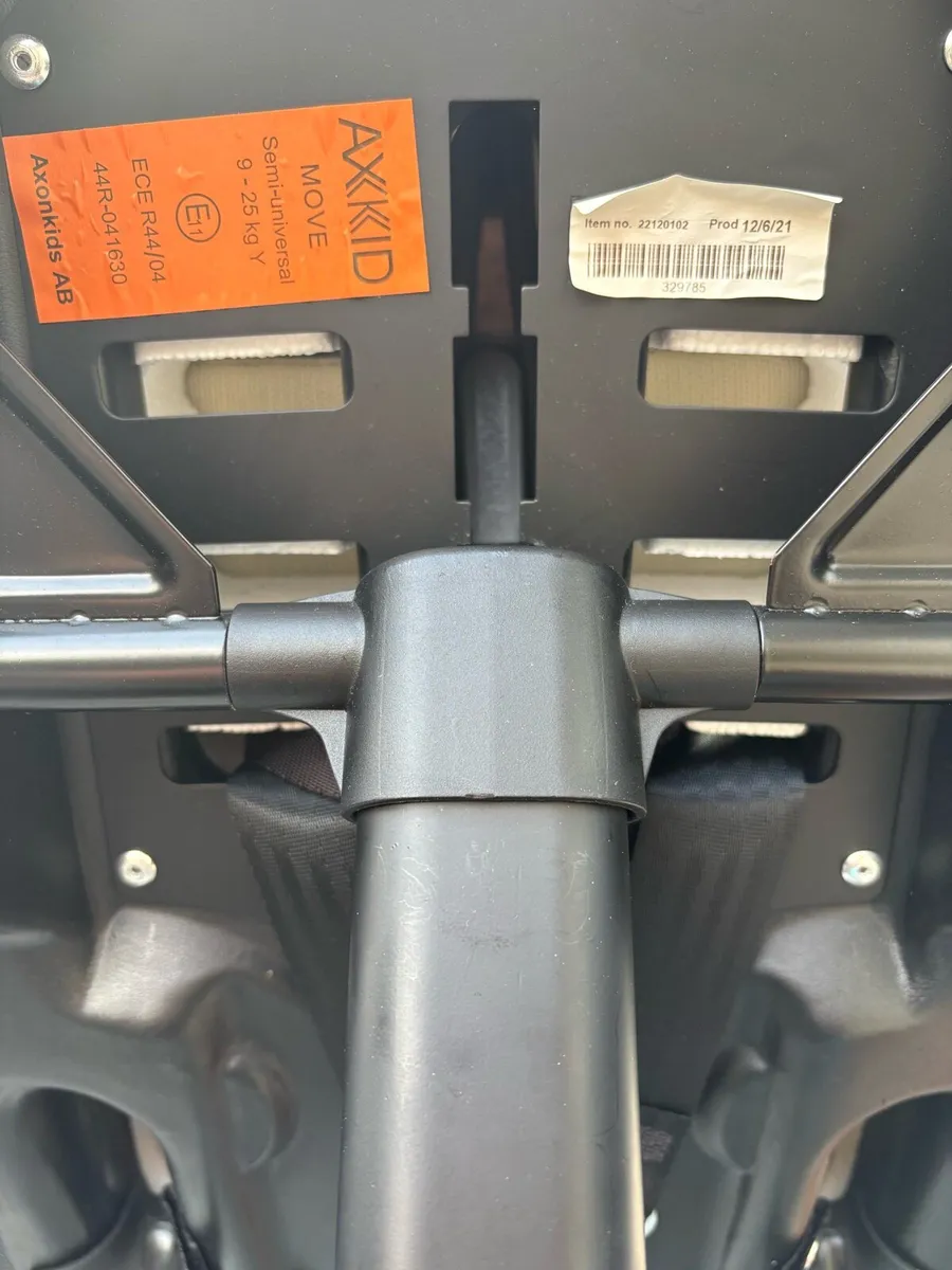 Axkid move rear facing car seat - Image 2