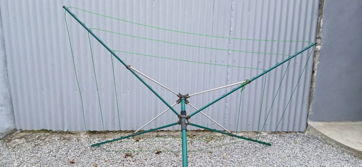 Rotary clothes line - Image 1