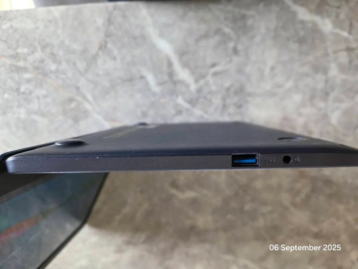 Asus laptop and case - Image 4