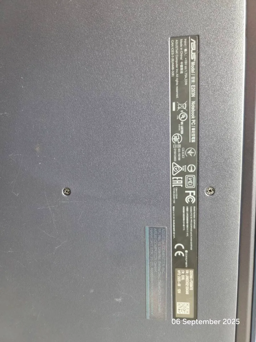Asus laptop and case - Image 3