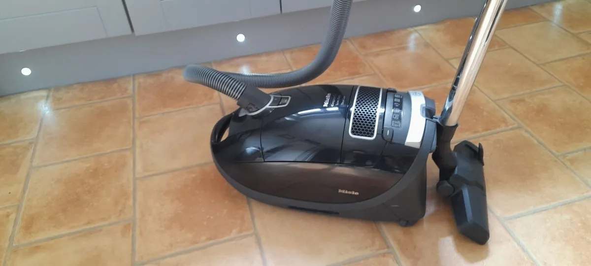 Miele vacuum cleaner - Image 1