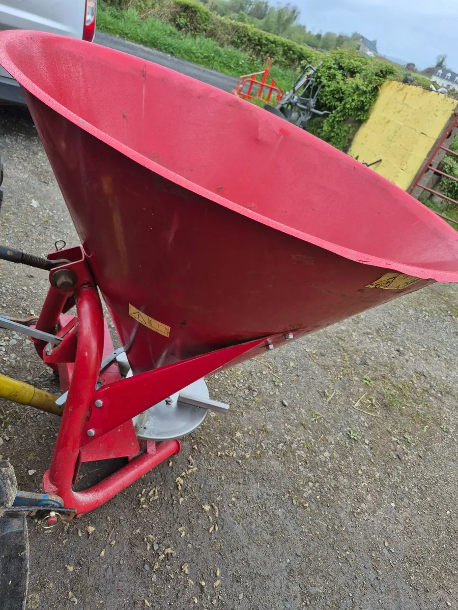 Fertilizer Spreader - Image 4
