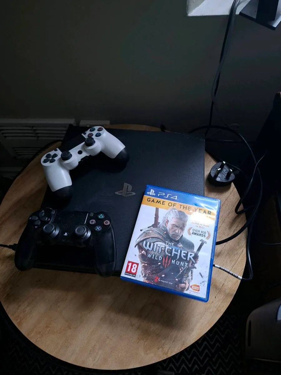 PlayStation 4 Slim x2 controllers and game