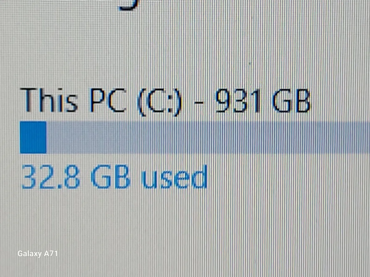 Acer Aspire ES 15 Laptop, 4GB, 1TB, Wins 10 - Image 3