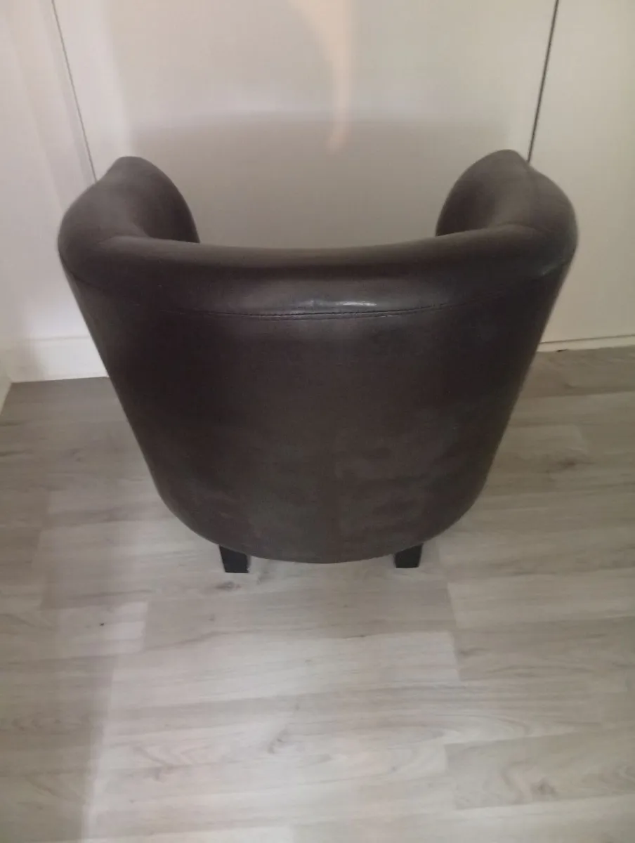 Comfortable leather Tub armchair - Image 4