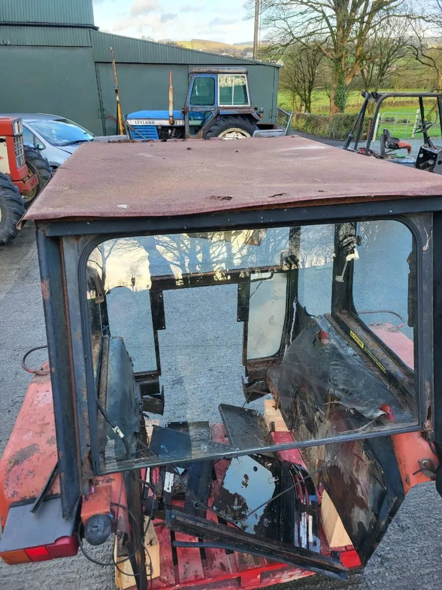 Case international cab - Image 4