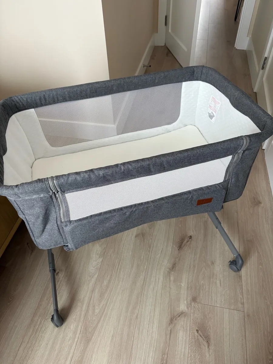 Baby bedside crib - Image 1
