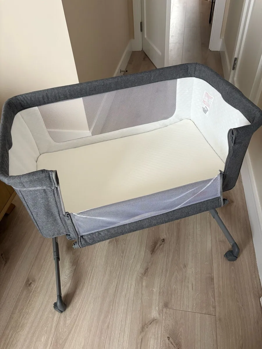 Baby bedside crib - Image 2
