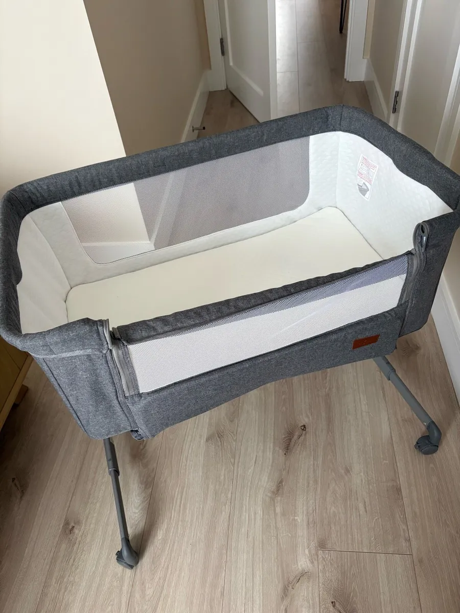 Baby bedside crib - Image 3