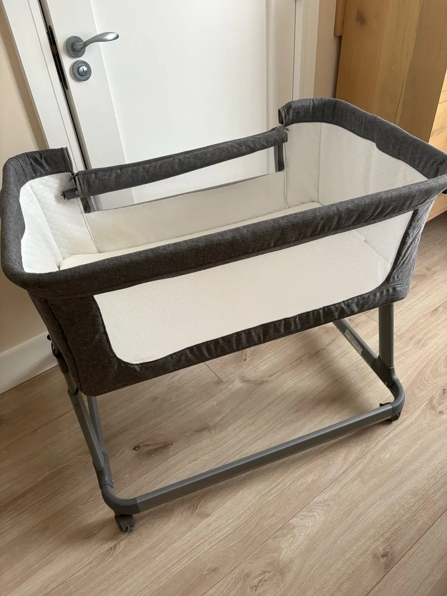 Baby bedside crib - Image 4